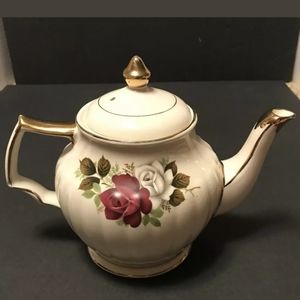 Vintage Sadler Cream Floral Ribbed Teapot